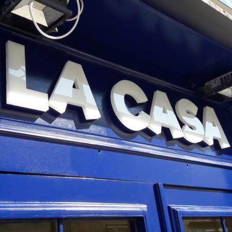 Écran de menus digitaux lumineux dans un restaurant chic